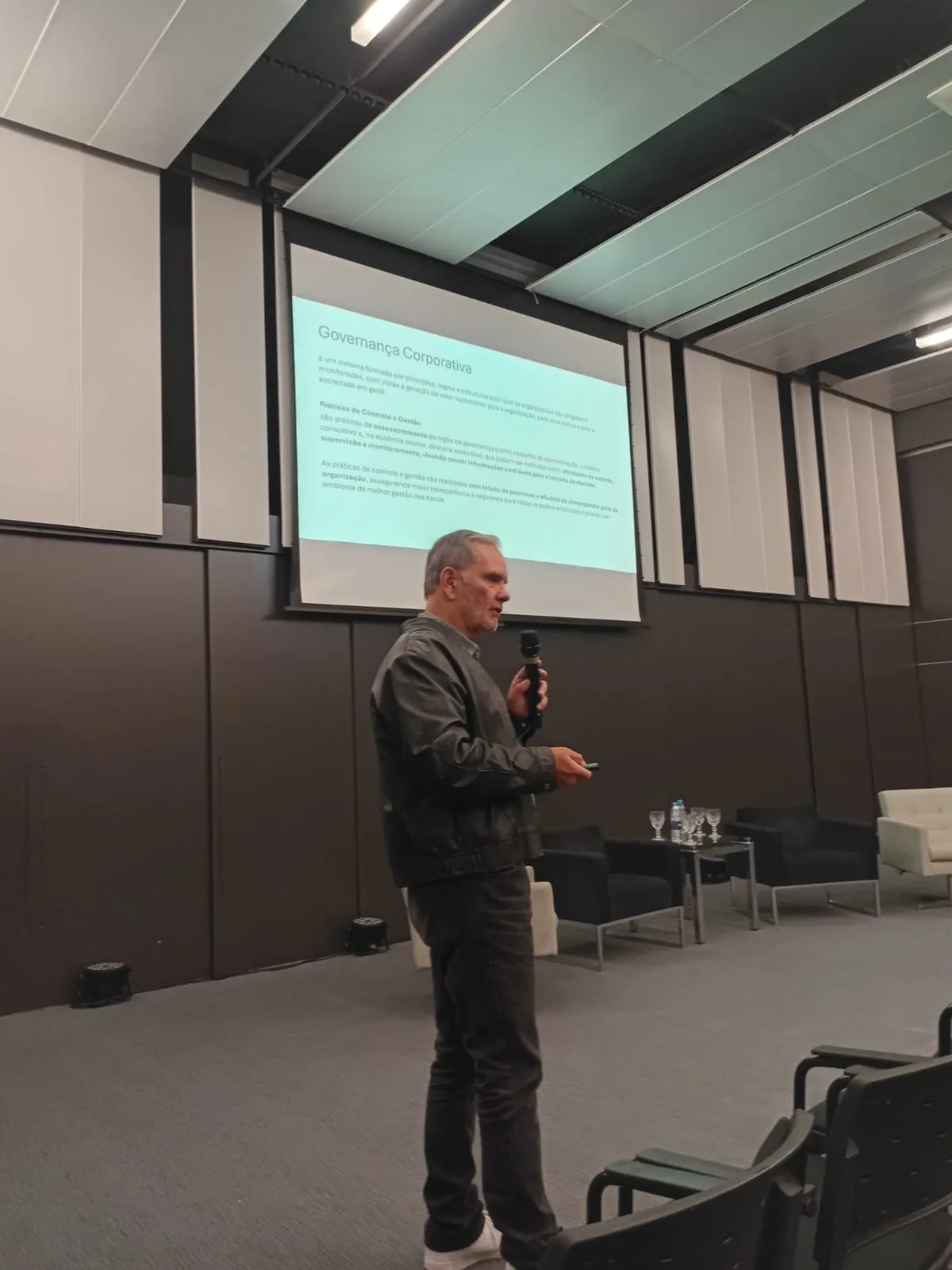 Nelson apresentando o tema Governança Corporativa em uma palestra.